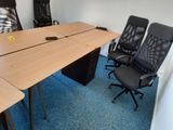 une photo d'une salle de réunion avec deux chaises et une table