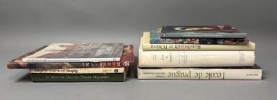 plusieurs livres sont empilés sur une table