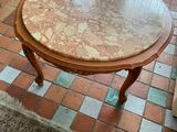 une table avec un plateau en marbre dans un salon
