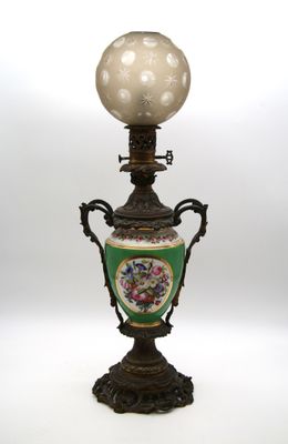 une lampe posée sur une table