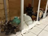 beaucoup d'objets posés sur le sol