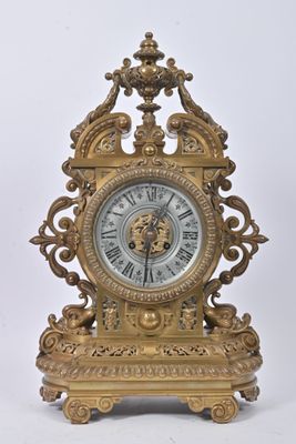 Pendule borne en bronze à riche décor de dauphins, fleurs de…
