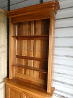 Bibliothèque en noyer en deux corps, partie basse ouvrant à … (photo 2)