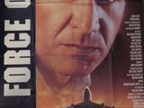 affiche de film représentant un homme qui regarde fixement la caméra, avec un avion en arrière-plan
