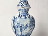 un vase bleu et blanc muni d'un couvercle