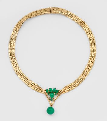 un collier en or avec un pendentif en pierre verte