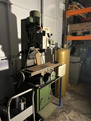 une machine qui se trouve dans un garage