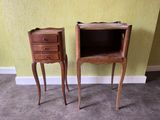 deux tables en bois avec tiroirs dans une pièce