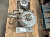 une machine posée sur une palette