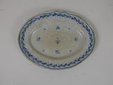 une assiette bleue et blanche posée sur une table blanche