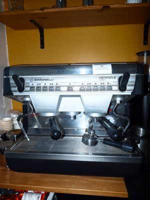 une machine à café posée sur un comptoir