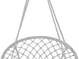 une chaise suspendue en corde blanche ornée de pompons, sur fond blanc