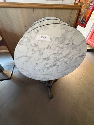 une table en marbre sur laquelle est posé un panneau, dans un magasin
