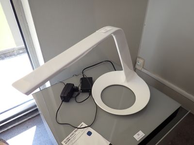 une lampe posée sur une table près d'une fenêtre