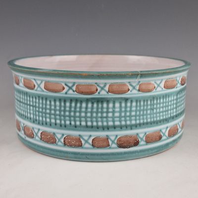 un bol bleu orné de motifs marron