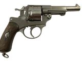 gros plan d'un revolver sur fond blanc