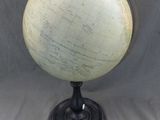 un vieux globe posé sur un socle en métal