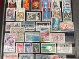 une photo d'une collection de timbres sur une table
