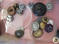 Un lot de boutons fantaisie, principalement de mode, de tout… (photo 6)