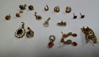 de nombreux types de boucles d'oreilles sur la table