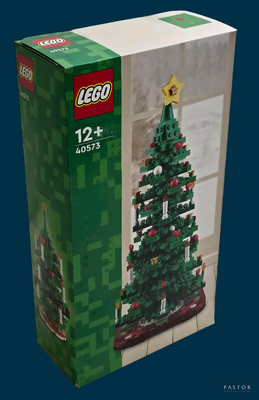 une boîte contenant un sapin de Noël en Lego