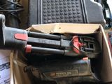 une boîte à outils posée sur une table