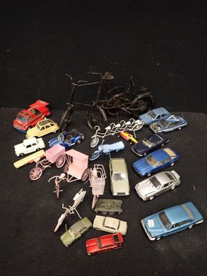 un grand nombre de petites voitures posées sur une table