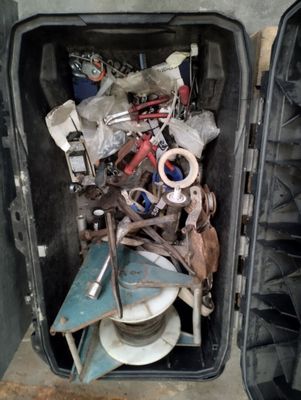 Caisse à roulettes garnie d'outils à main, clé croix, tire-fort à cabl - Photo 1