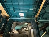une boîte bleue avec des outils à l'intérieur sur le sol