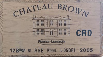 une pancarte en bois sur laquelle est inscrit « Château Brown »