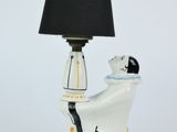 une lampe posée sur une table sur laquelle se trouve un chien