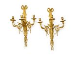 paire d'appliques murales anciennes en laiton sur fond blanc