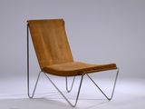 une image représentant une chaise en bois avec une structure métallique sur fond blanc