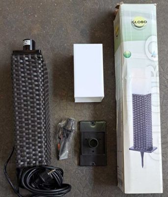 un boîtier, une télécommande et d'autres objets posés par terre