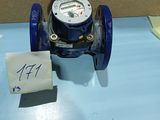 un petit compteur d'eau bleu posé sur une table