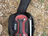 un outil rangé au fond d'un sac posé par terre