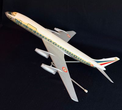 une maquette d'avion posée sur une surface noire