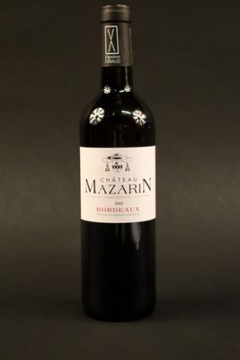 une bouteille de vin posée sur une table
