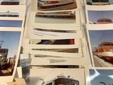 de nombreuses photos d'un train exposées sur la table