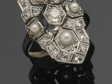 une bague Art déco sertie de perles et de diamants
