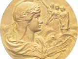 un gros plan d'une médaille d'or sur laquelle figure une femme