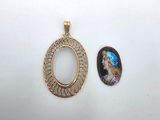 deux bijoux sont présentés sur une surface blanche