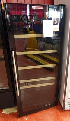 deux réfrigérateurs placés l'un à côté de l'autre dans un magasin