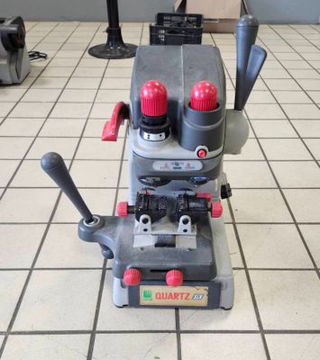une petite machine posée sur un sol carrelé