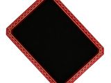 un tableau noir bordé de rouge sur fond blanc