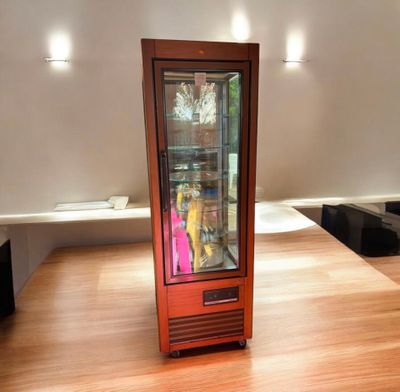 une vitrine contenant un animal empaillé