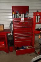 1 Servante à tiroirs avec outillage à main (dynamomètre, mul…