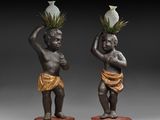 paire de figurines en bronze représentant un garçon et une fille portant un pot
