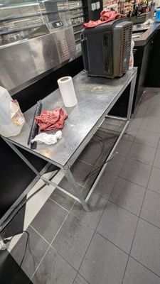 une table sur laquelle est posé un micro-ondes