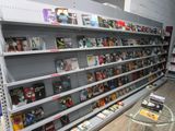 beaucoup de livres sur les étagères du magasin